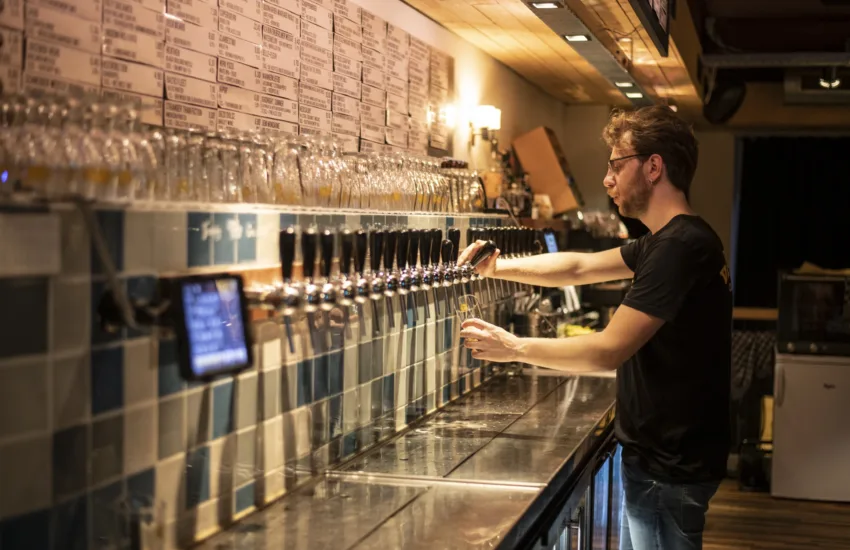 Van moll eindhoven barman foto max kneefel 2 1894530060